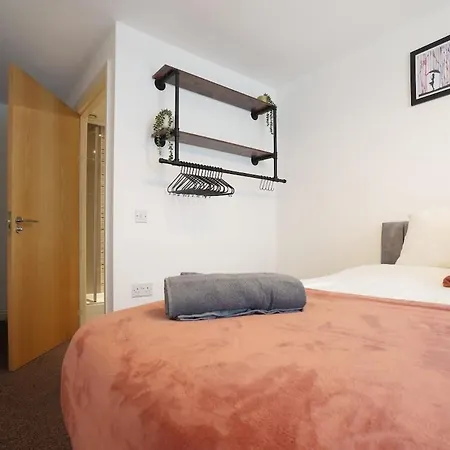 Maxstays - Cozy Leeds Centre 2 Bed - Steps From First Direct Arena - Free Parking *