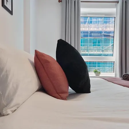 Maxstays - Cozy Leeds Centre 2 Bed - Steps From First Direct Arena - Free Parking *